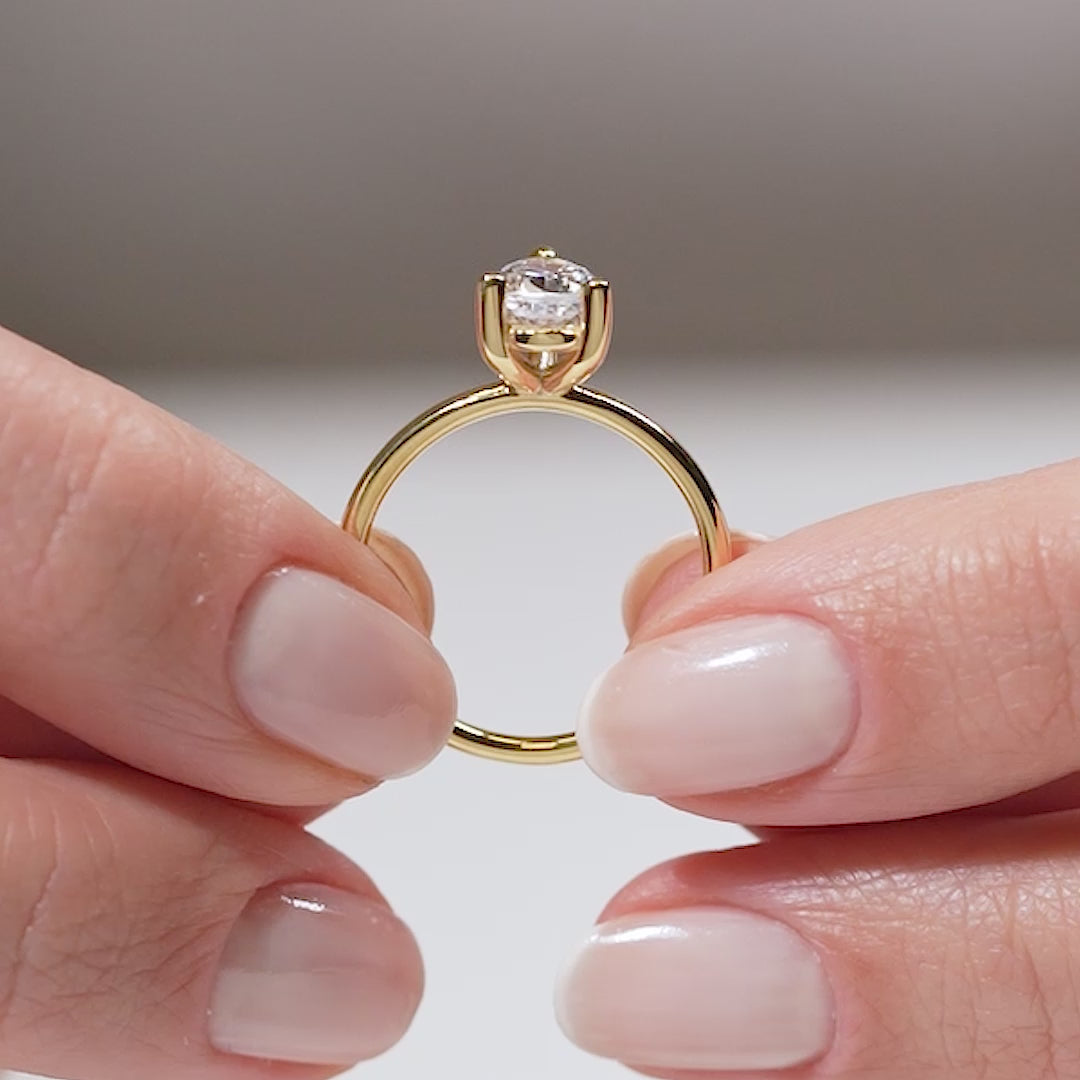 Gabriano Jenny 3 tırnaklı tektaş yüzük; GIA-HRD sertifikalı yuvarlak pırlanta ve sarı altın montürün manken elinde videosu
