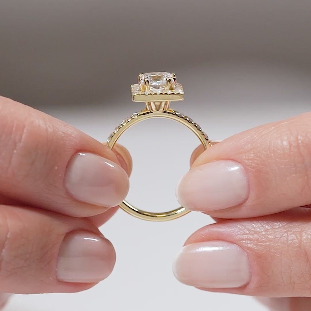 Gabriano Sophia 8 tırnaklı tektaş yüzük; GIA-HRD sertifikalı yuvarlak pırlanta ve sarı altın montürün manken elinde videosu