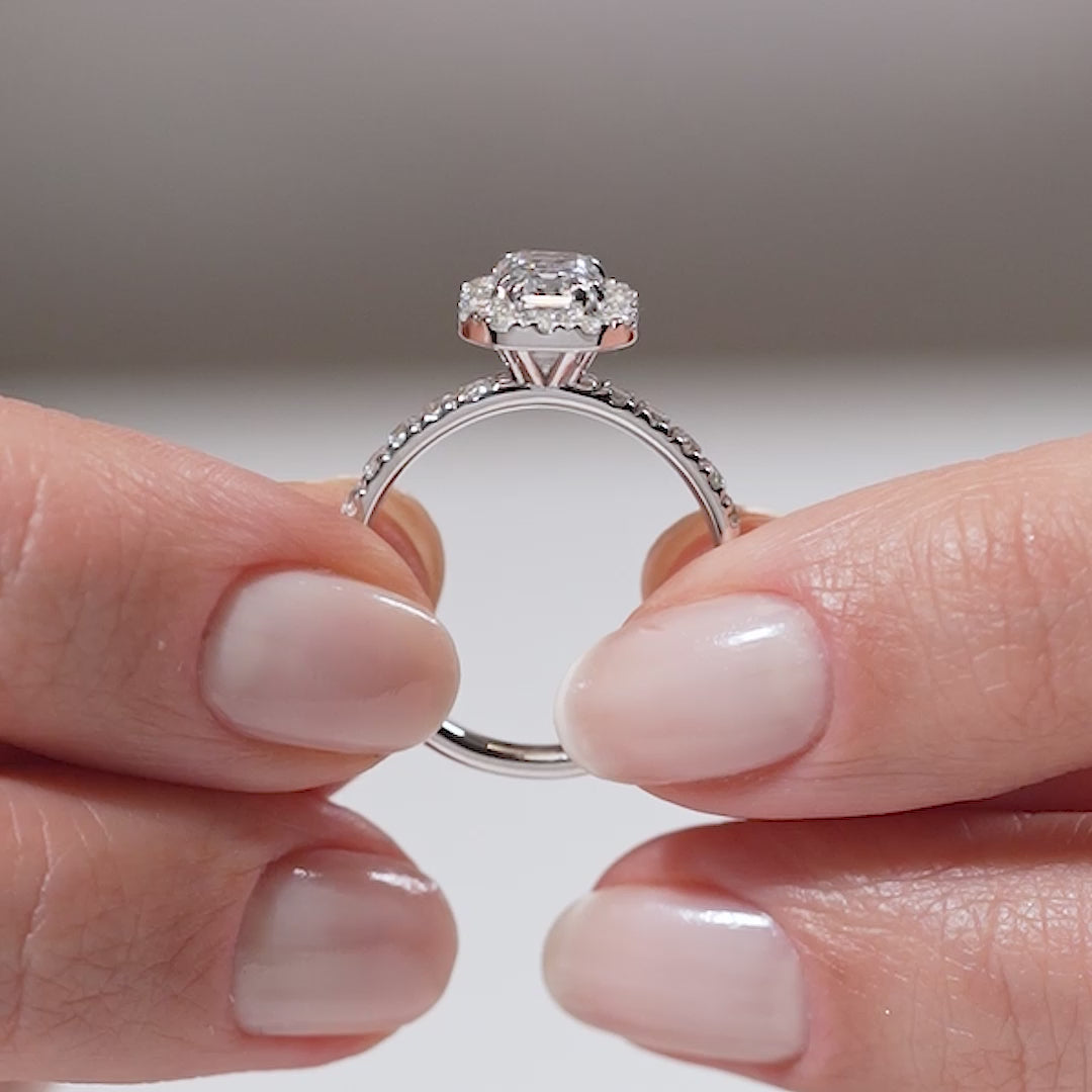 Gabriano Malena 8 tırnaklı tektaş yüzük; GIA-HRD sertifikalı yuvarlak pırlanta ve beyaz altın montürün manken elinda videosu