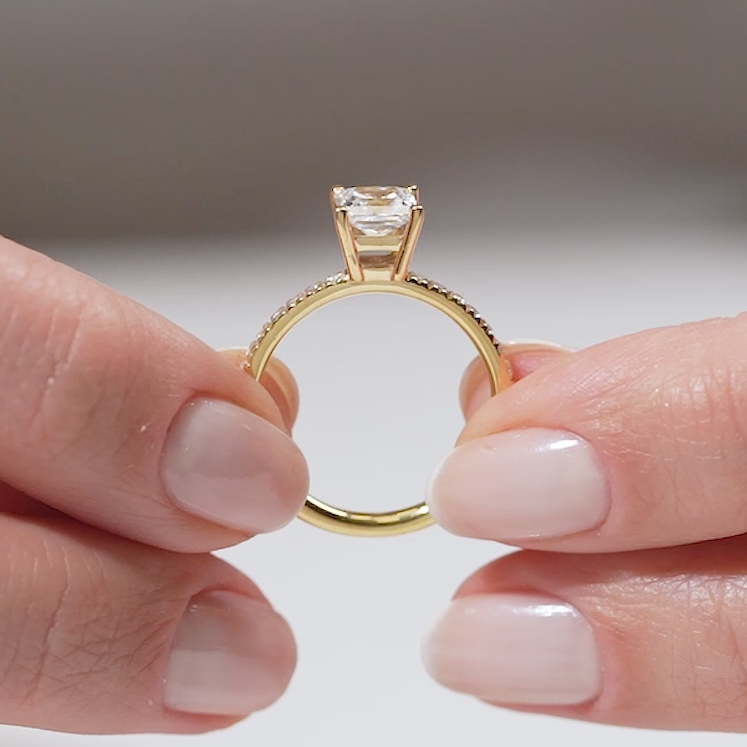Gabriano Amara 4 tırnaklı tektaş yüzük; GIA-HRD sertifikalı yuvarlak pırlanta ve sarı altın montürün manken elinde videosu