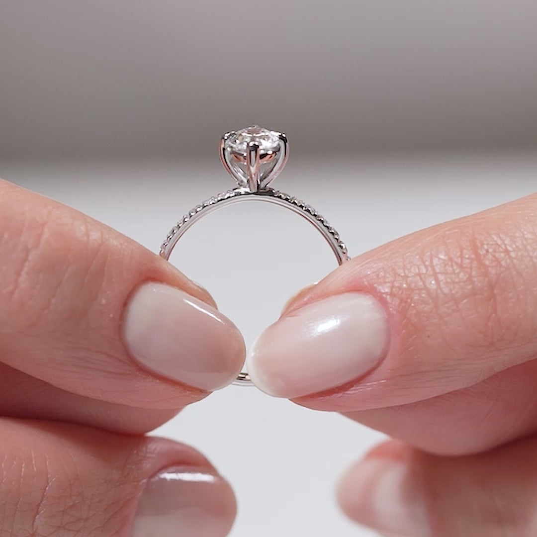 Gabriano Lumina 4 tırnaklı tektaş yüzük; GIA-HRD sertifikalı yuvarlak pırlanta ve beyaz altın montürün manken elinde videosu