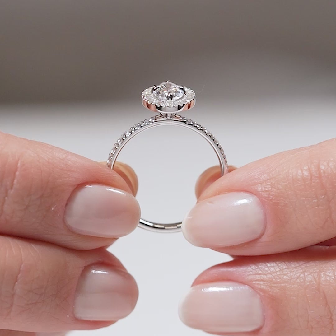 Gabriano Sereno 4 tırnaklı tektaş yüzük; GIA-HRD sertifikalı yuvarlak pırlanta ve beyaz altın montürün manken elinde videosu