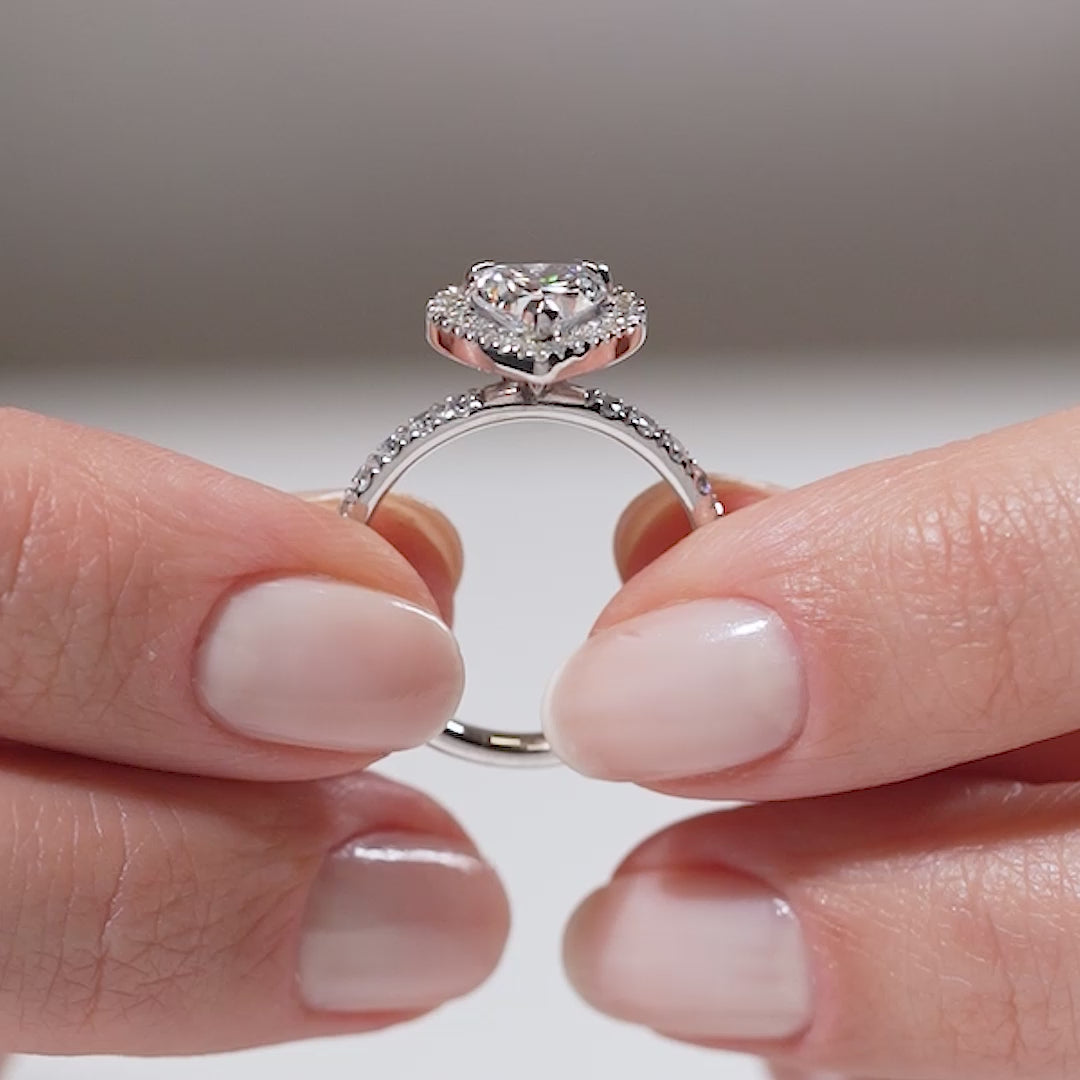 Gabriano Oliana 3 tırnaklı tektaş yüzük; GIA-HRD sertifikalı yuvarlak pırlanta ve beyaz altın montürün manken elinde videosu