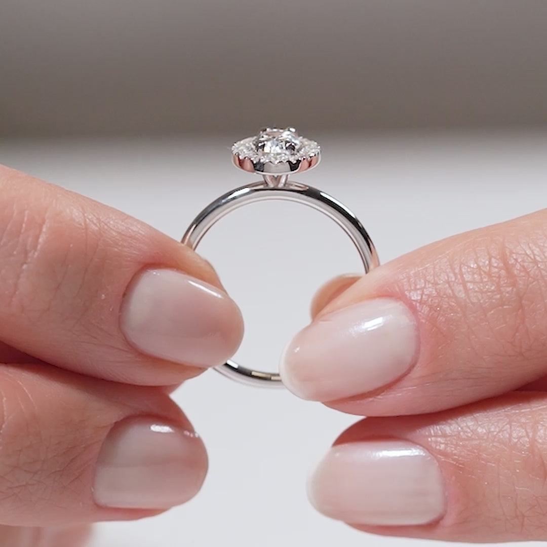 Gabriano Azura 4 tırnaklı tektaş yüzük; GIA-HRD sertifikalı yuvarlak pırlanta ve beyaz altın montürün manken elinde videosu