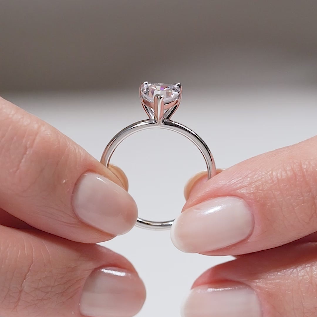Gabriano Ophelia 3 tırnaklı tektaş yüzük; GIA-HRD sertifikalı yuvarlak pırlanta ve beyaz altın montürün manken elinde videosu