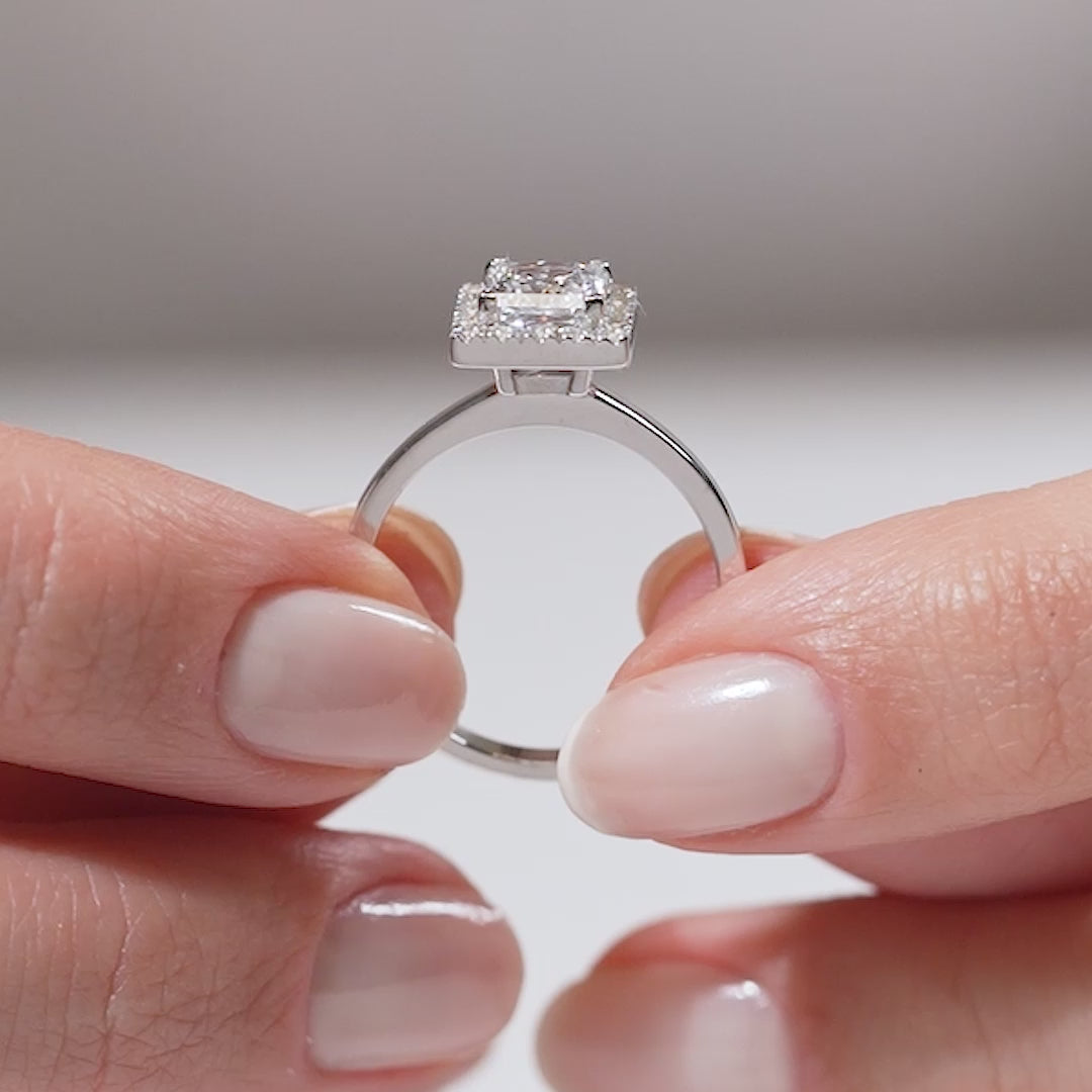 Gabriano Eva 4 tırnaklı tektaş yüzük; GIA-HRD sertifikalı yuvarlak pırlanta ve beyaz altın montürün manken elinde videosu