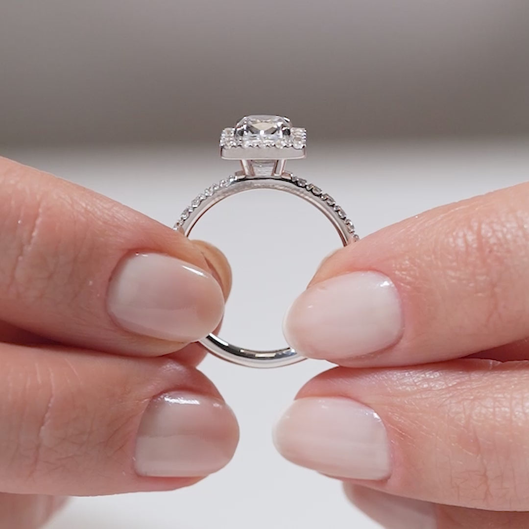 Gabriano Serena 4 tırnaklı tektaş yüzük; GIA-HRD sertifikalı yuvarlak pırlanta ve beyaz altın montürün manken elinda videosu