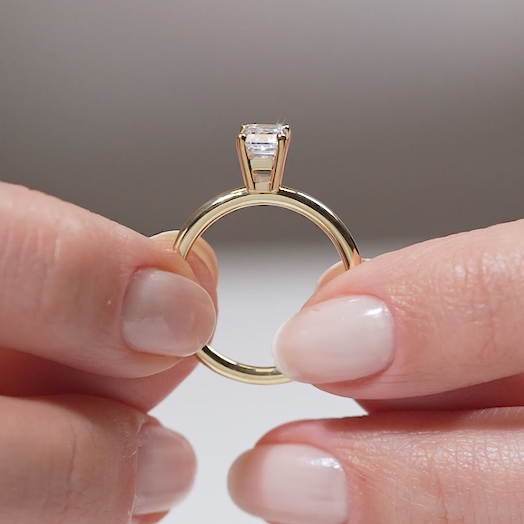 Gabriano Antonella 4 tırnaklı tektaş yüzük; GIA-HRD sertifikalı yuvarlak pırlanta ve sarı altın montürün manken elinda videosu