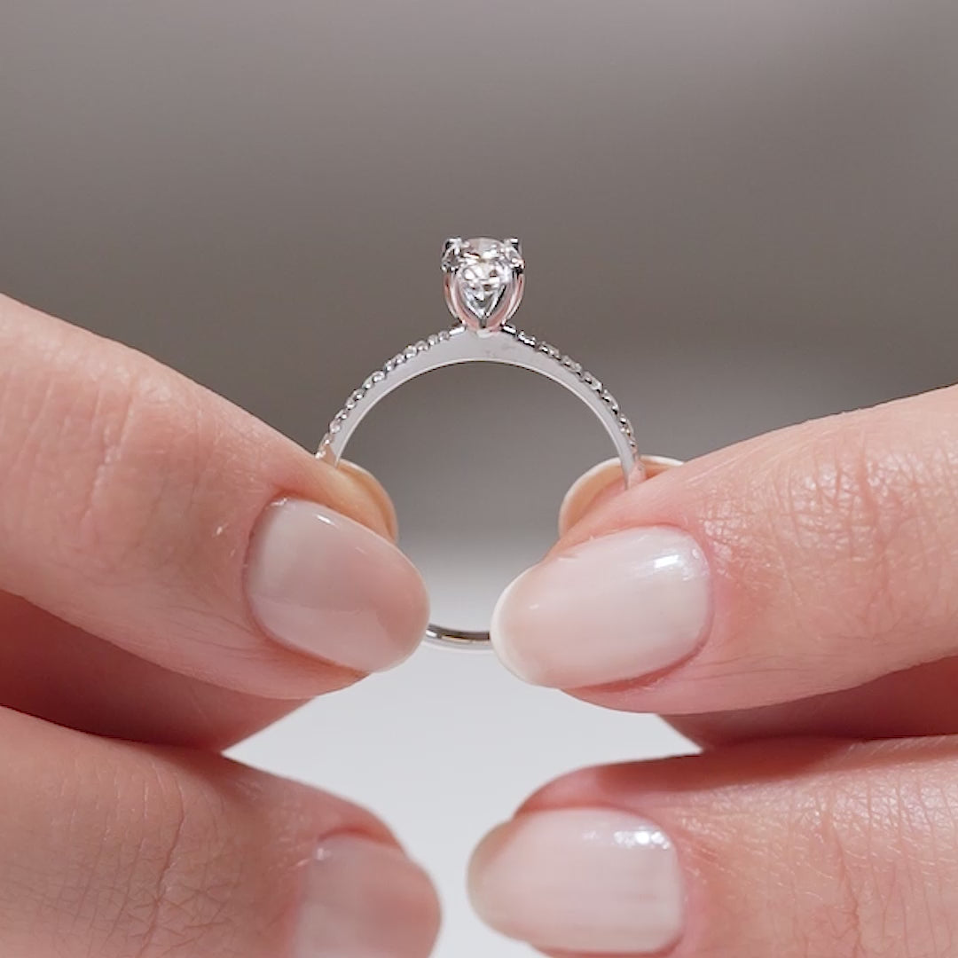 Gabriano Denisa 4 tırnaklı tektaş yüzük; GIA-HRD sertifikalı yuvarlak pırlanta ve beyaz altın montürün manken elinde videosud