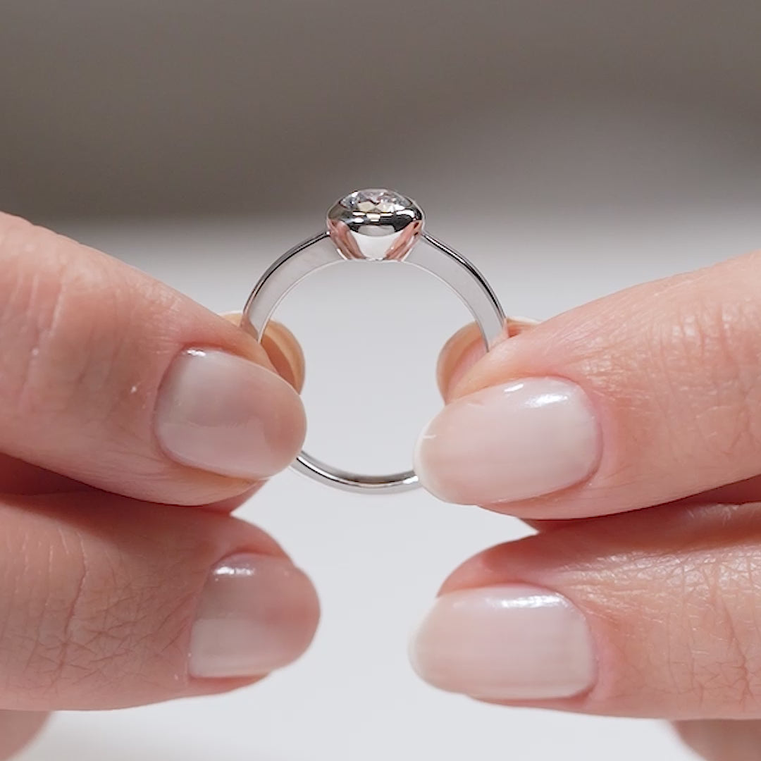 Gabriano Latona tektaş yüzük; GIA-HRD sertifikalı yuvarlak pırlanta ve beyaz altın montürün manken elinde videosu