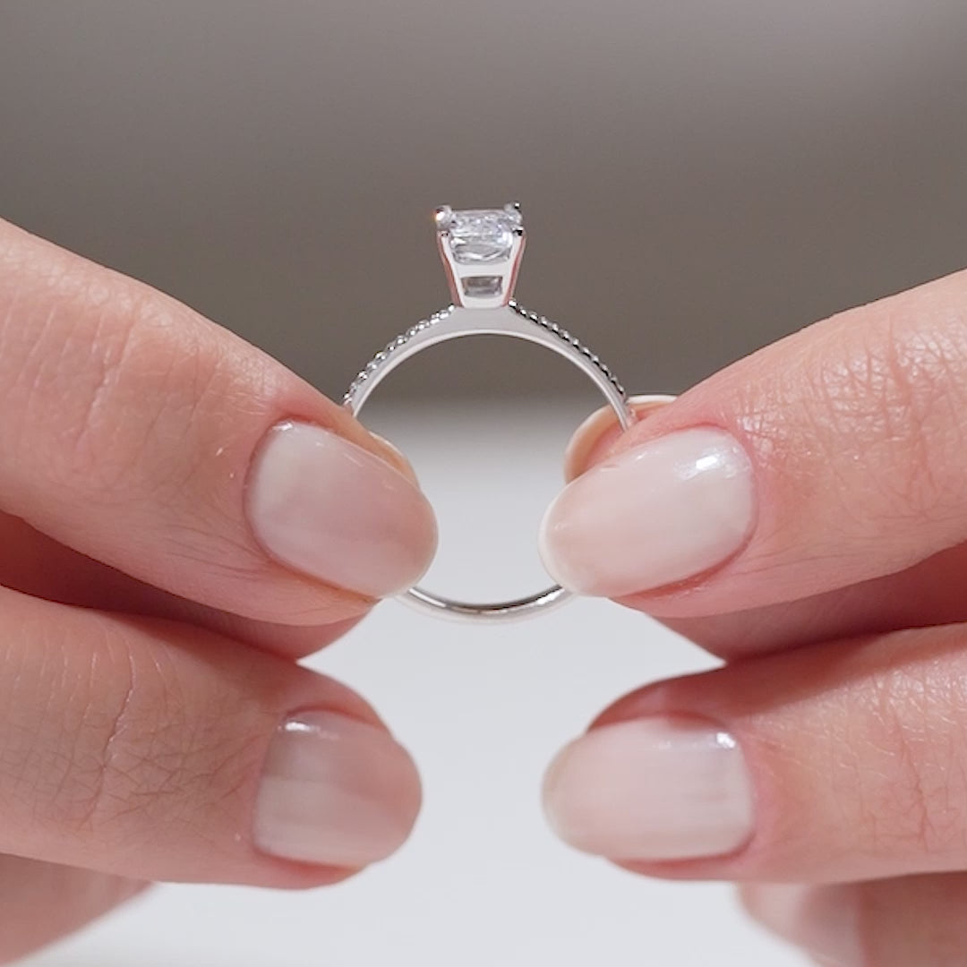 Gabriano Sienna 4 tırnaklı tektaş yüzük; GIA-HRD sertifikalı yuvarlak pırlanta ve beyaz altın montürün manken elinde videosu