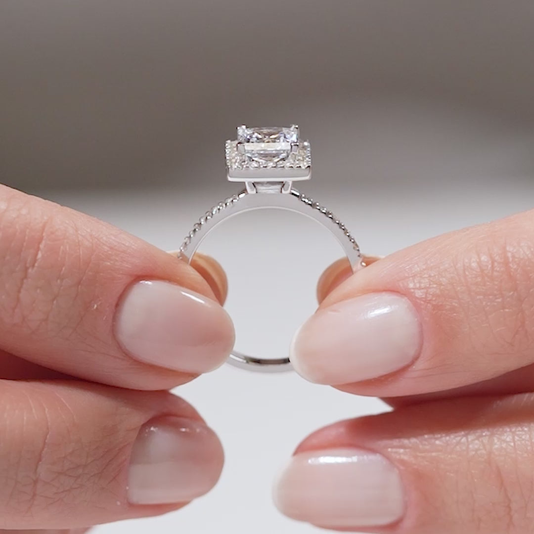 Gabriano Anastasia 4 tırnaklı tektaş yüzük; GIA-HRD sertifikalı yuvarlak pırlanta ve beyaz altın montürün manken elinde videosu