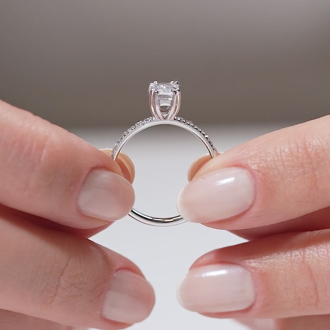 Gabriano Eliza 8 tırnaklı tektaş yüzük; GIA-HRD sertifikalı yuvarlak pırlanta ve beyaz altın montürün manken elinde videosu