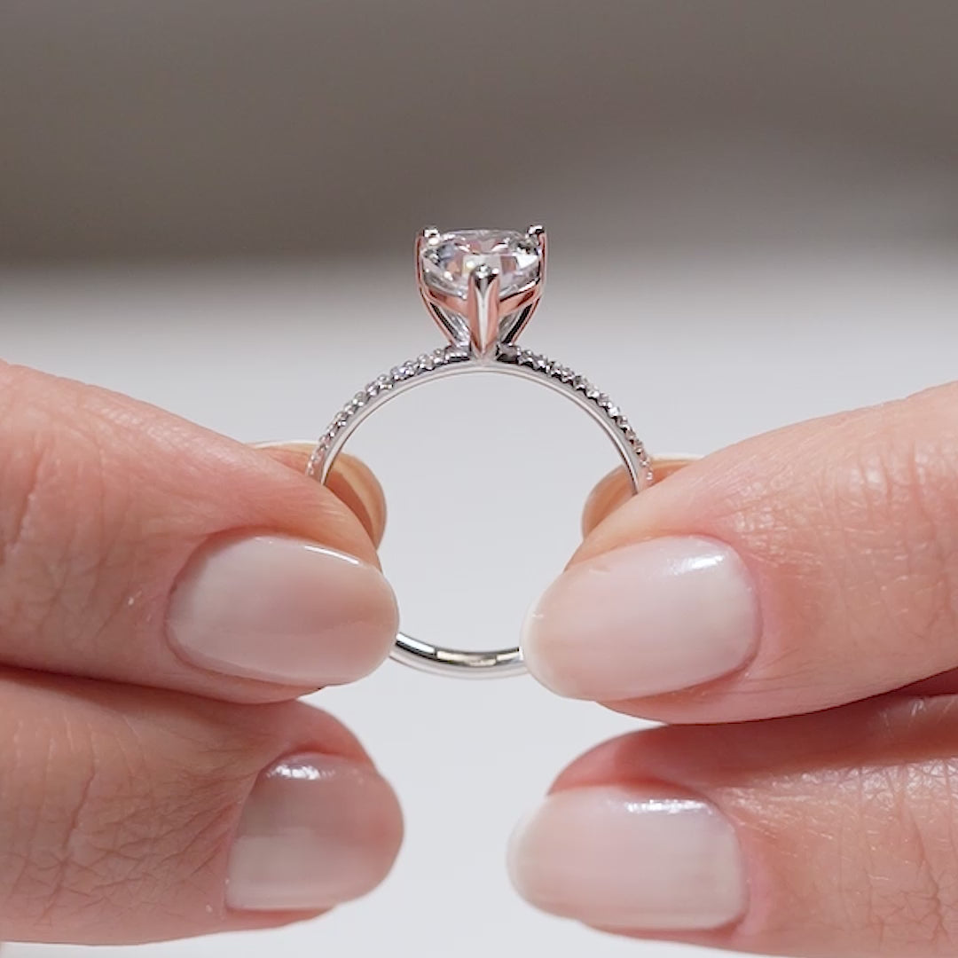 Gabriano Nancy 3 tırnaklı tektaş yüzük; GIA-HRD sertifikalı yuvarlak pırlanta ve beyaz altın montürün manken elinde videosu