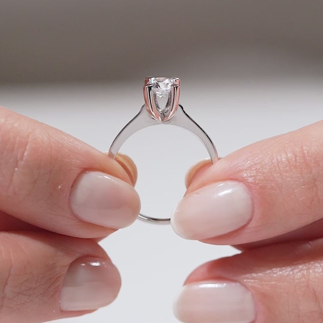 Gabriano Leila 4 tırnaklı tektaş yüzük; GIA-HRD sertifikalı yuvarlak pırlanta ve beyaz altın montürün manken elinde videosu