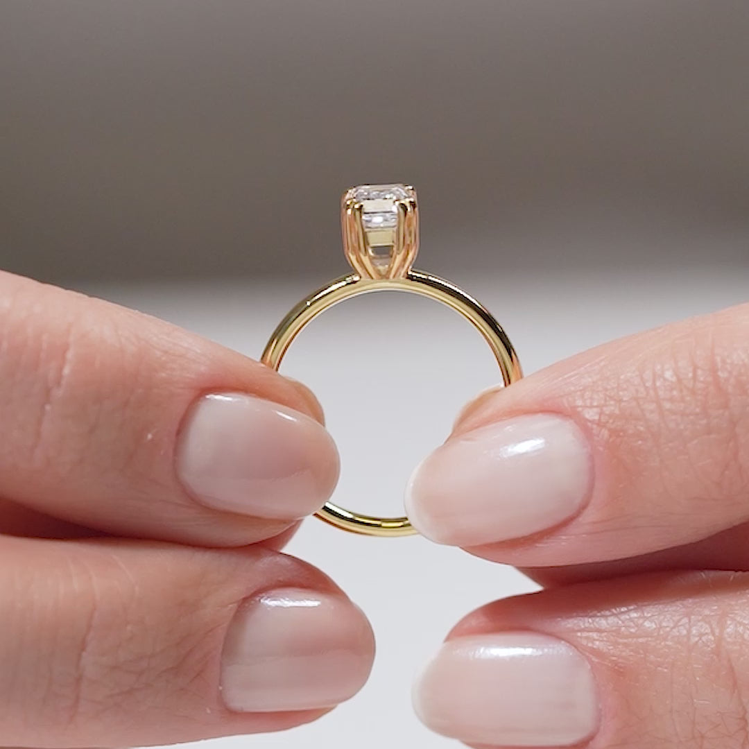 Gabriano Marika 8 tırnaklı tektaş yüzük; GIA-HRD sertifikalı yuvarlak pırlanta ve sarı altın montürün manken elinda videosu