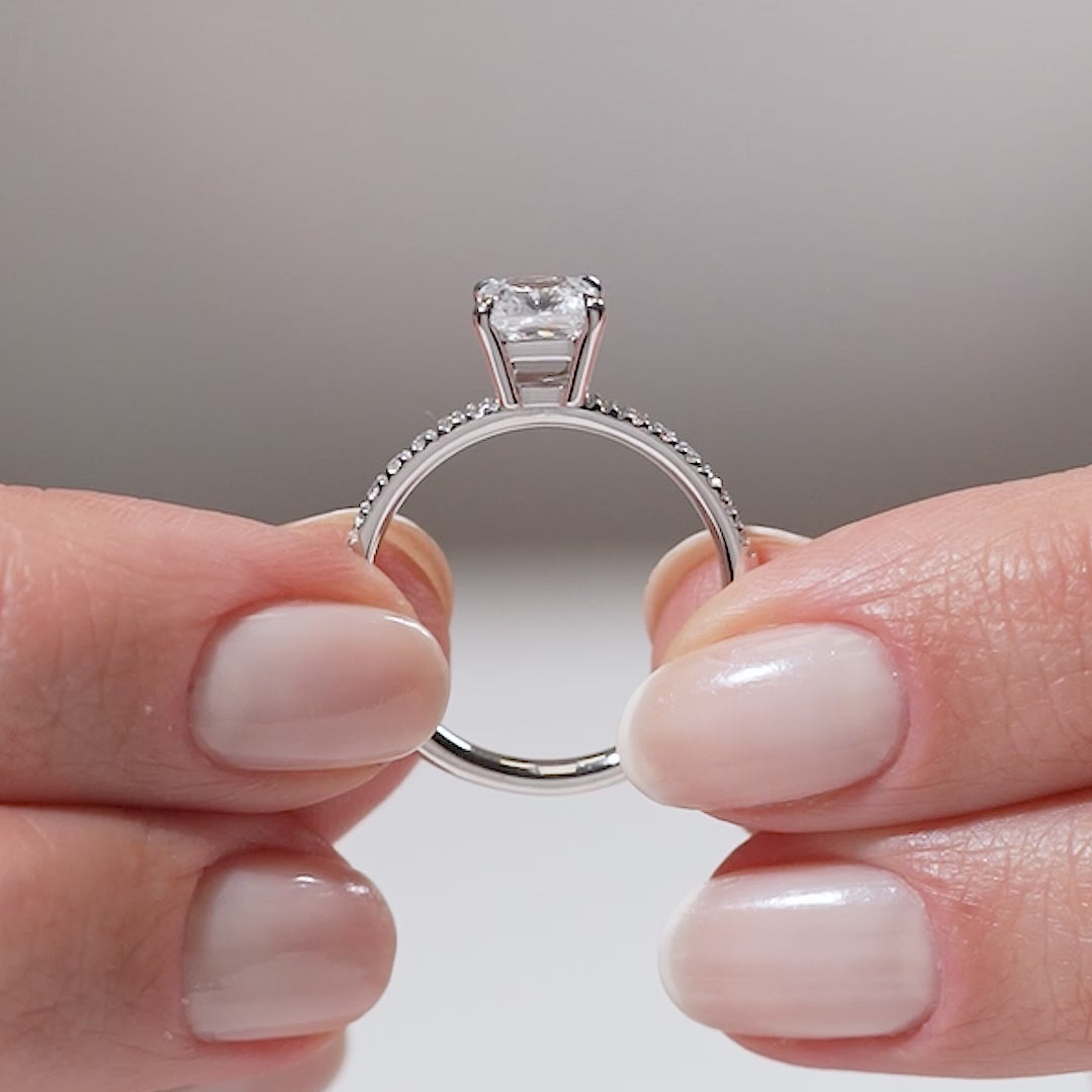 Gabriano Phoenix 4 tırnaklı tektaş yüzük; GIA-HRD sertifikalı yuvarlak pırlanta ve beyaz altın montürün manken elinde videosu