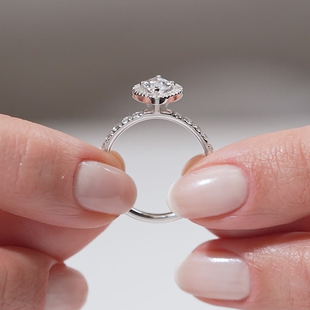 Gabriano Feronia 4 tırnaklı tektaş yüzük; GIA-HRD sertifikalı yuvarlak pırlanta ve beyaz altın montürün manken elinde videosu