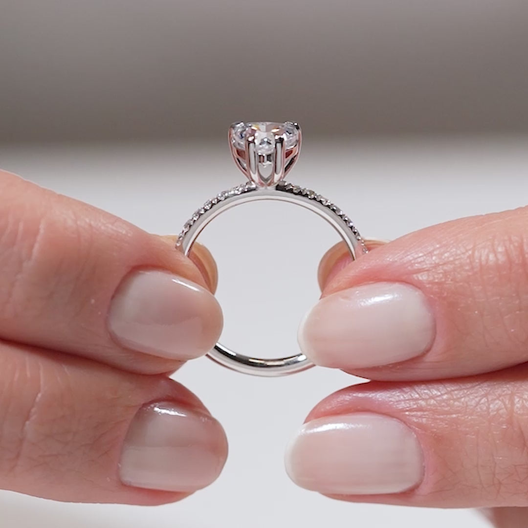 Gabriano Velvetine 4 pençe tırnaklı tektaş yüzük; GIA-HRD sertifikalı kalp pırlanta ve beyaz altın montürün manken elinde videosu