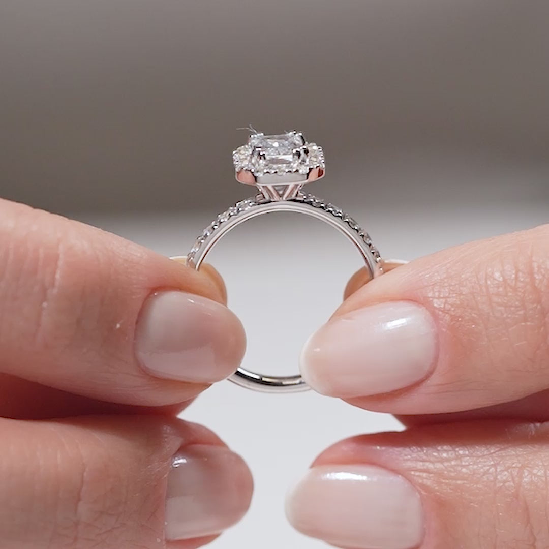 Gabriano Jovanna 8 tırnaklı tektaş yüzük; GIA-HRD sertifikalı yuvarlak pırlanta ve beyaz altın montürün manken elinde videosu