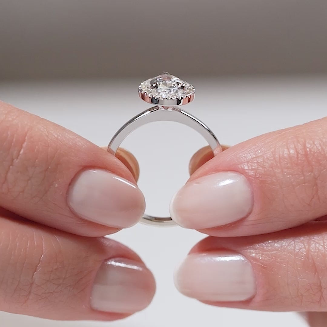 Gabriano Maritza 3 tırnaklı tektaş yüzük; GIA-HRD sertifikalı yuvarlak pırlanta ve beyaz altın montürün manken elinde videosu