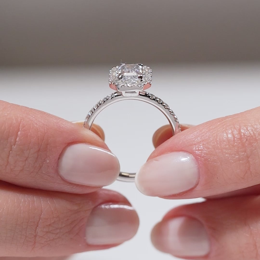 Gabriano Ivette 4 tırnaklı tektaş yüzük; GIA-HRD sertifikalı yuvarlak pırlanta ve beyaz altın montürün manken elinda videosu