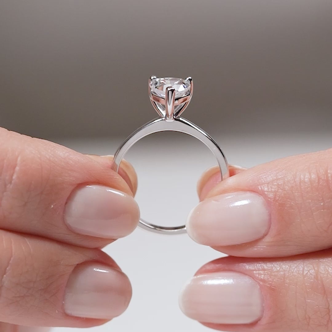 Gabriano Florencia 3 tırnaklı tektaş yüzük; GIA-HRD sertifikalı yuvarlak pırlanta ve beyaz altın montürün manken elinde videosu