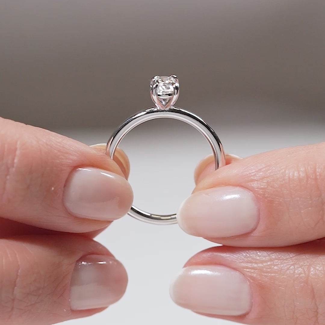 Gabriano Artemis 4 tırnaklı tektaş yüzük; GIA-HRD sertifikalı yuvarlak pırlanta ve beyaz altın montürün manken elinde videosu