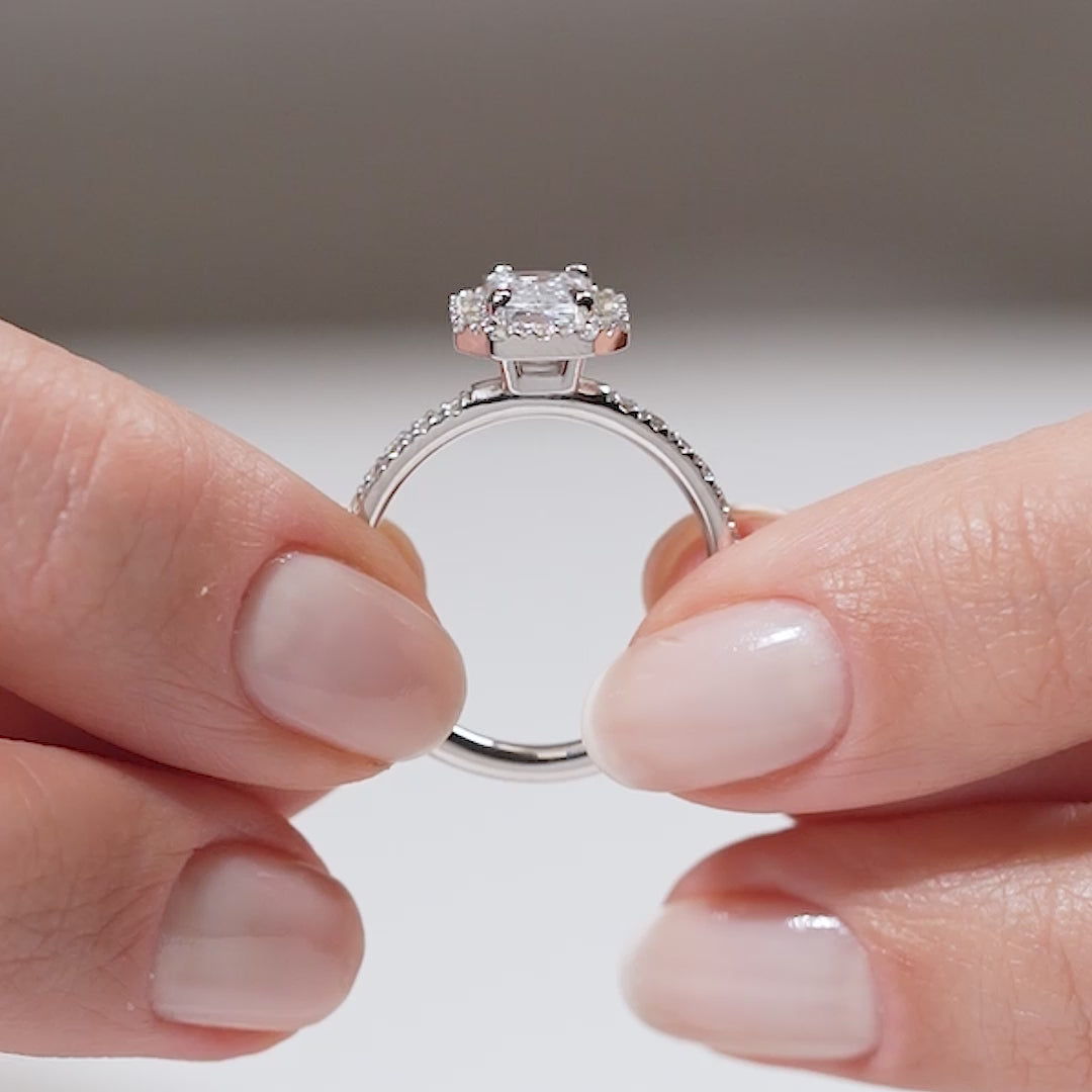 Gabriano Ventura 4 tırnaklı tektaş yüzük; GIA-HRD sertifikalı yuvarlak pırlanta ve beyaz altın montürün manken elinde videosu