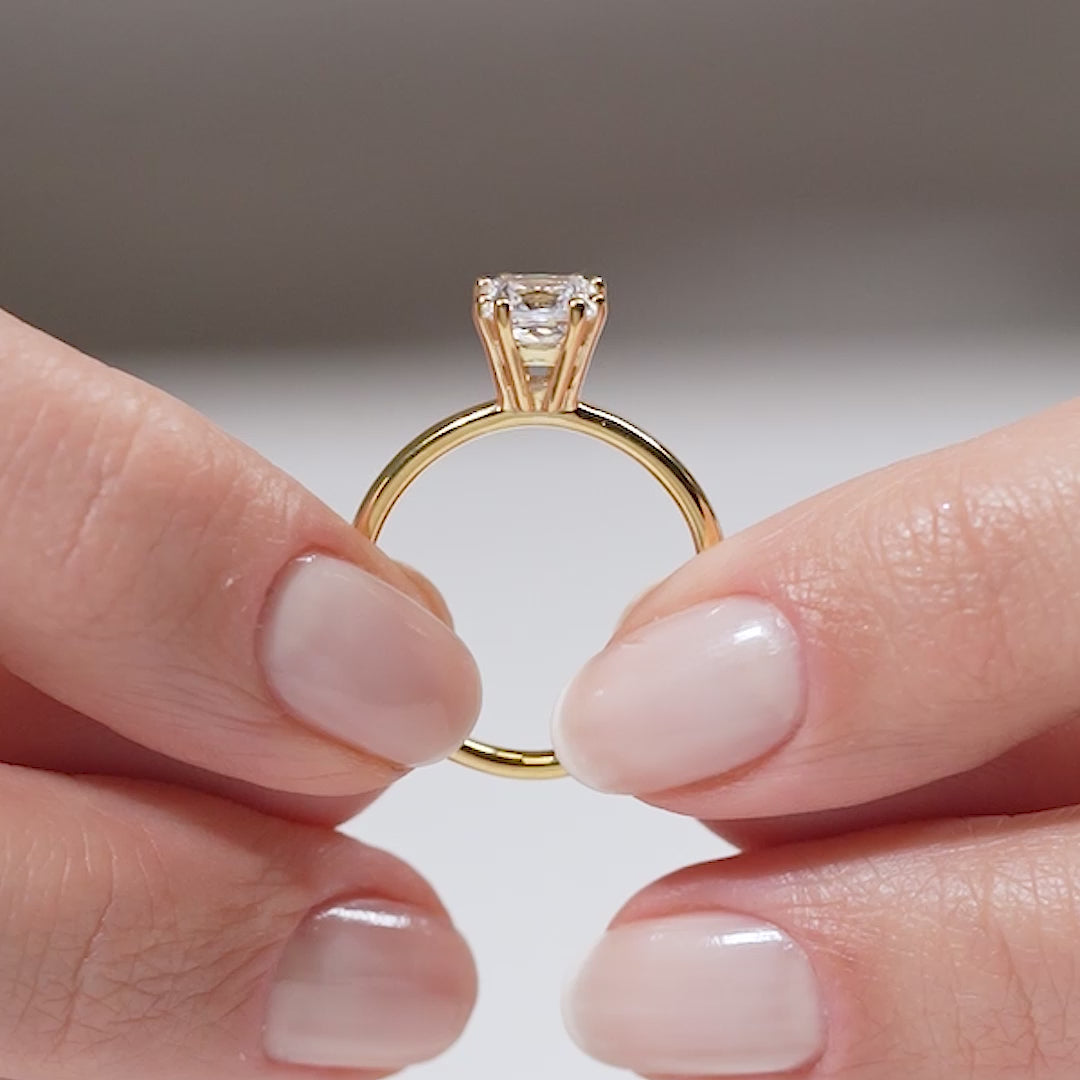 Gabriano Beatrice 8 tırnaklı tektaş yüzük; GIA-HRD sertifikalı yuvarlak pırlanta ve sarı altın montürün manken elinde videosu