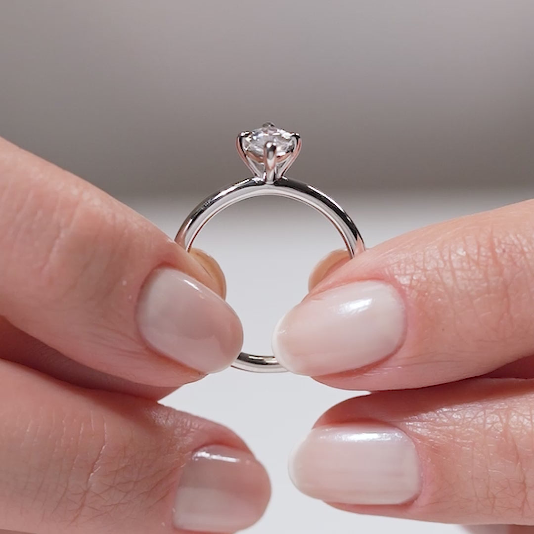 Gabriano Vespera 4 tırnaklı tektaş yüzük; GIA-HRD sertifikalı yuvarlak pırlanta ve beyaz altın montürün manken elinde videosu