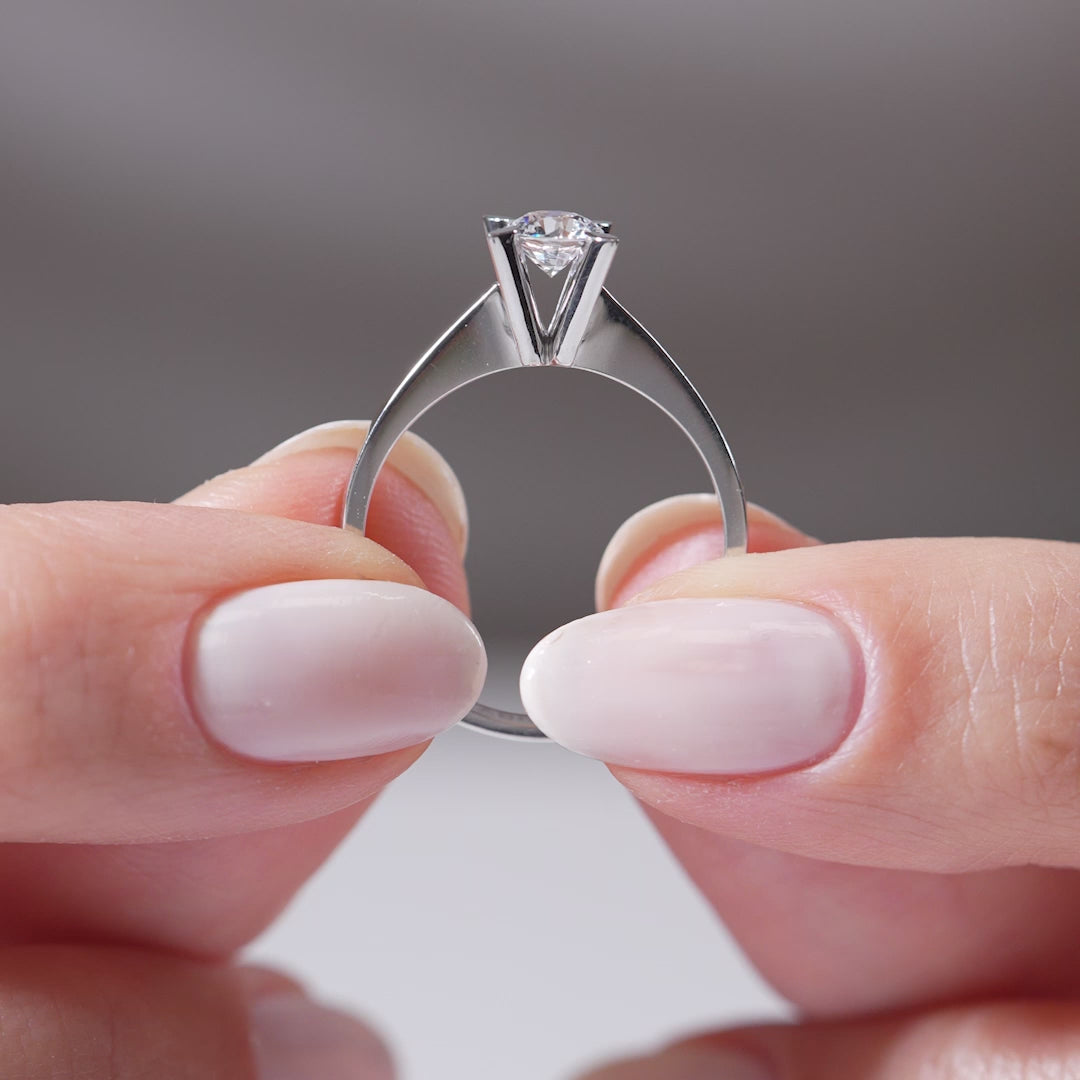 Gabriano Monica 4 tırnaklı tektaş yüzük; GIA-HRD sertifikalı yuvarlak pırlanta ve beyaz altın montürün manken elinde videosu