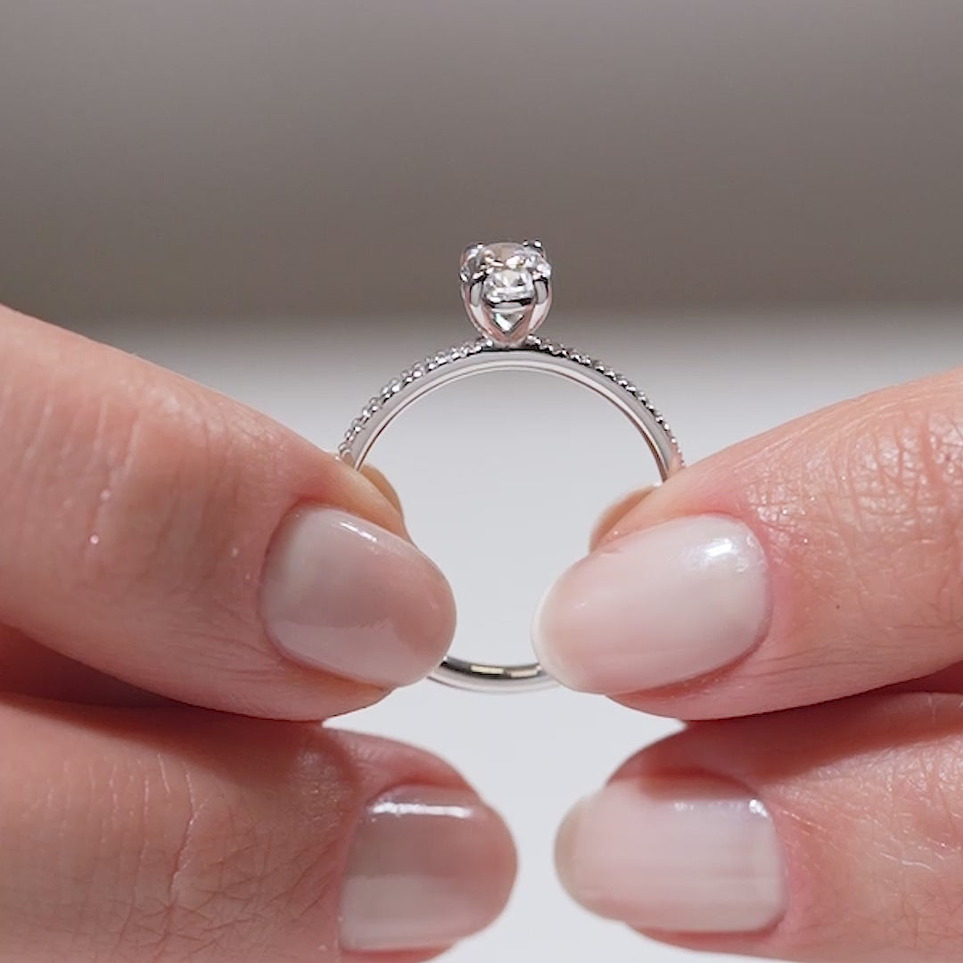 Gabriano Bellamy 4 tırnaklı tektaş yüzük; GIA-HRD sertifikalı yuvarlak pırlanta ve beyaz altın montürün manken elinde videosu