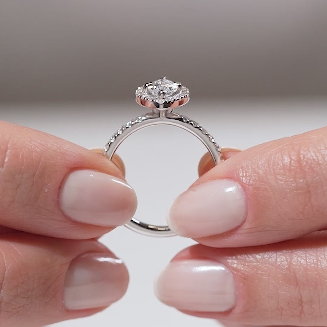 Gabriano Whisper 4 tırnaklı tektaş yüzük; GIA-HRD sertifikalı yuvarlak pırlanta ve beyaz altın montürün manken elinde videosu