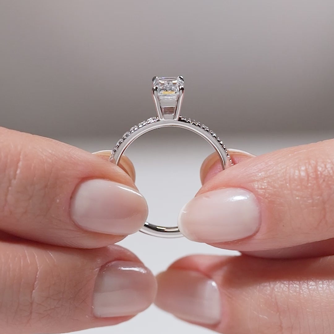 Gabriano Elara 4 tırnaklı tektaş yüzük; GIA-HRD sertifikalı yuvarlak pırlanta ve beyaz altın montürün manken elinda videosu