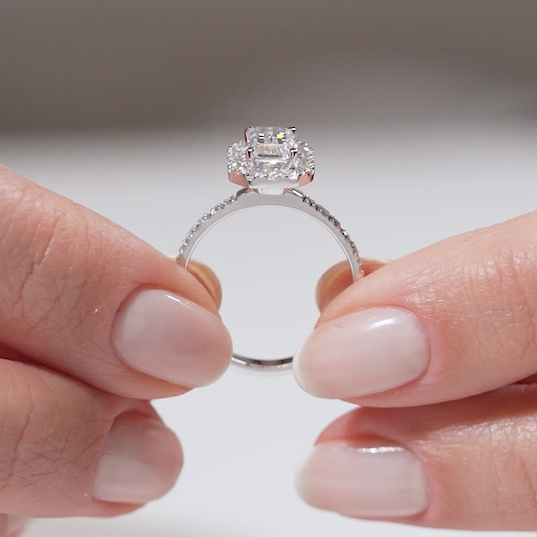 Gabriano Octavia 4 tırnaklı tektaş yüzük; GIA-HRD sertifikalı yuvarlak pırlanta ve beyaz altın montürün manken elinda videosu