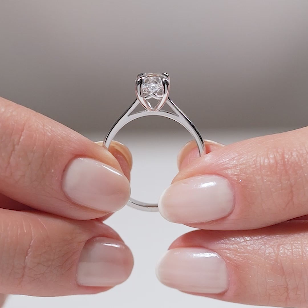 Gabriano Avelina 4 tırnaklı tektaş yüzük; GIA-HRD sertifikalı yuvarlak pırlanta ve beyaz altın montürün manken elinde videosu