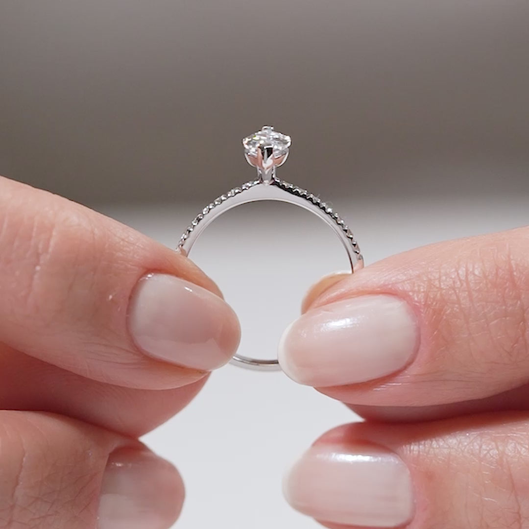 Gabriano Emily 2 tırnaklı tektaş yüzük; GIA-HRD sertifikalı yuvarlak pırlanta ve beyaz altın montürün manken elinde videosu