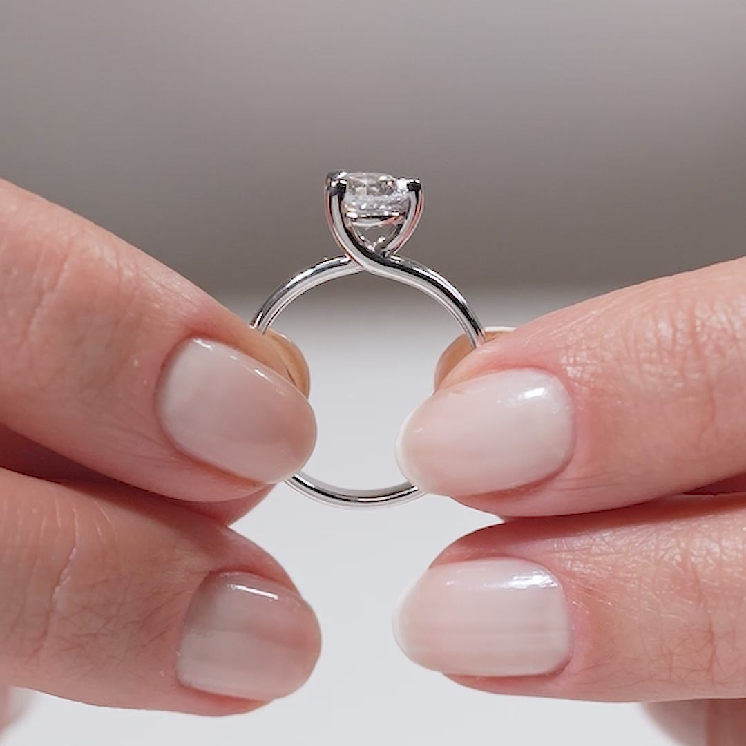 Gabriano Irina 3 tırnaklı tektaş yüzük; GIA-HRD sertifikalı yuvarlak pırlanta ve beyaz altın montürün manken elinde videosu