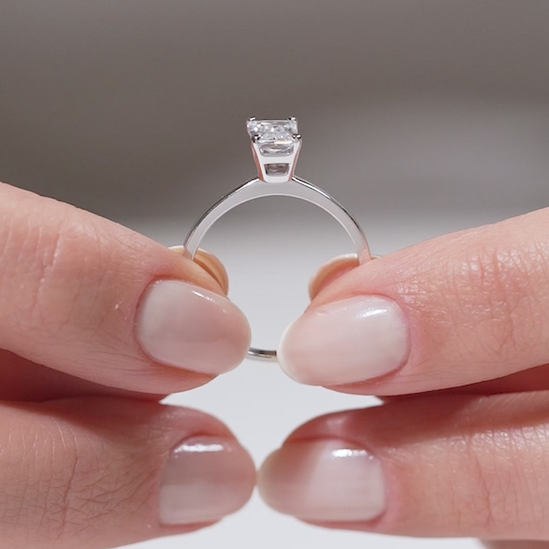 Gabriano Alessandra 4 tırnaklı tektaş yüzük; GIA-HRD sertifikalı yuvarlak pırlanta ve beyaz altın montürün manken elinde videosu