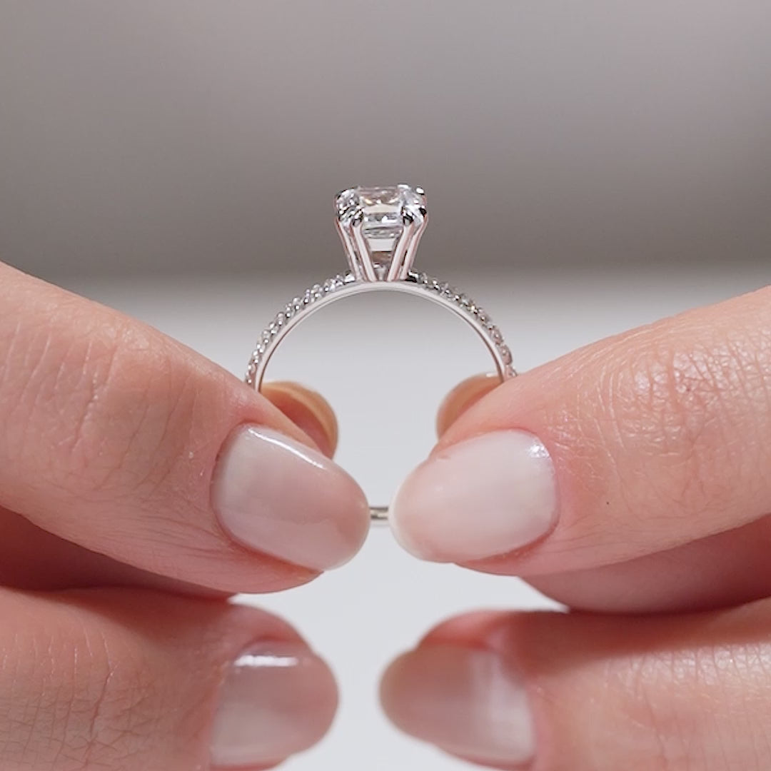 Gabriano Valoris 8 tırnaklı tektaş yüzük; GIA-HRD sertifikalı yuvarlak pırlanta ve beyaz altın montürün manken elinde videosu