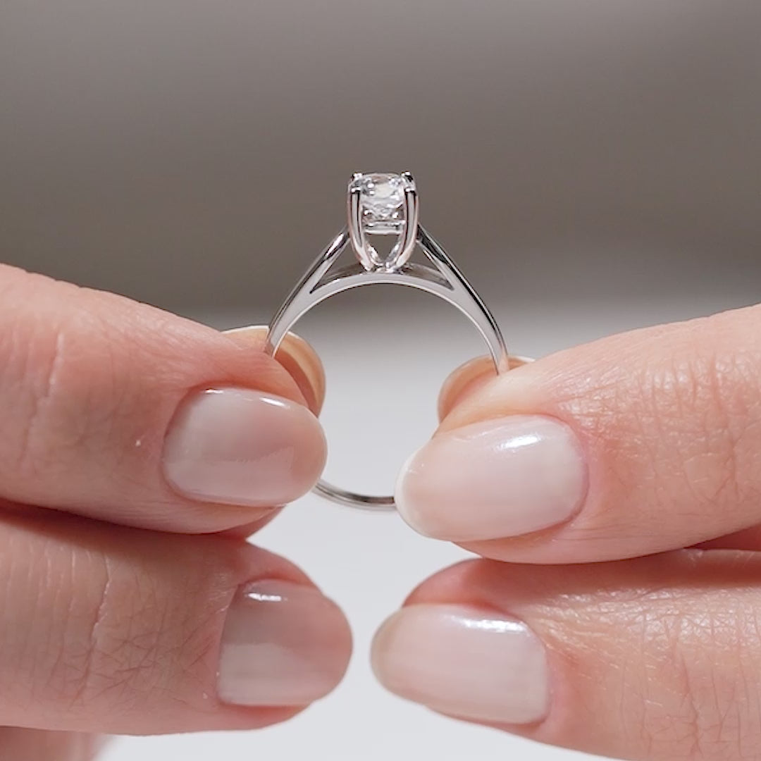 Gabriano Olivia 4 tırnaklı tektaş yüzük; GIA-HRD sertifikalı yuvarlak pırlanta ve beyaz altın montürün manken elinde videosu