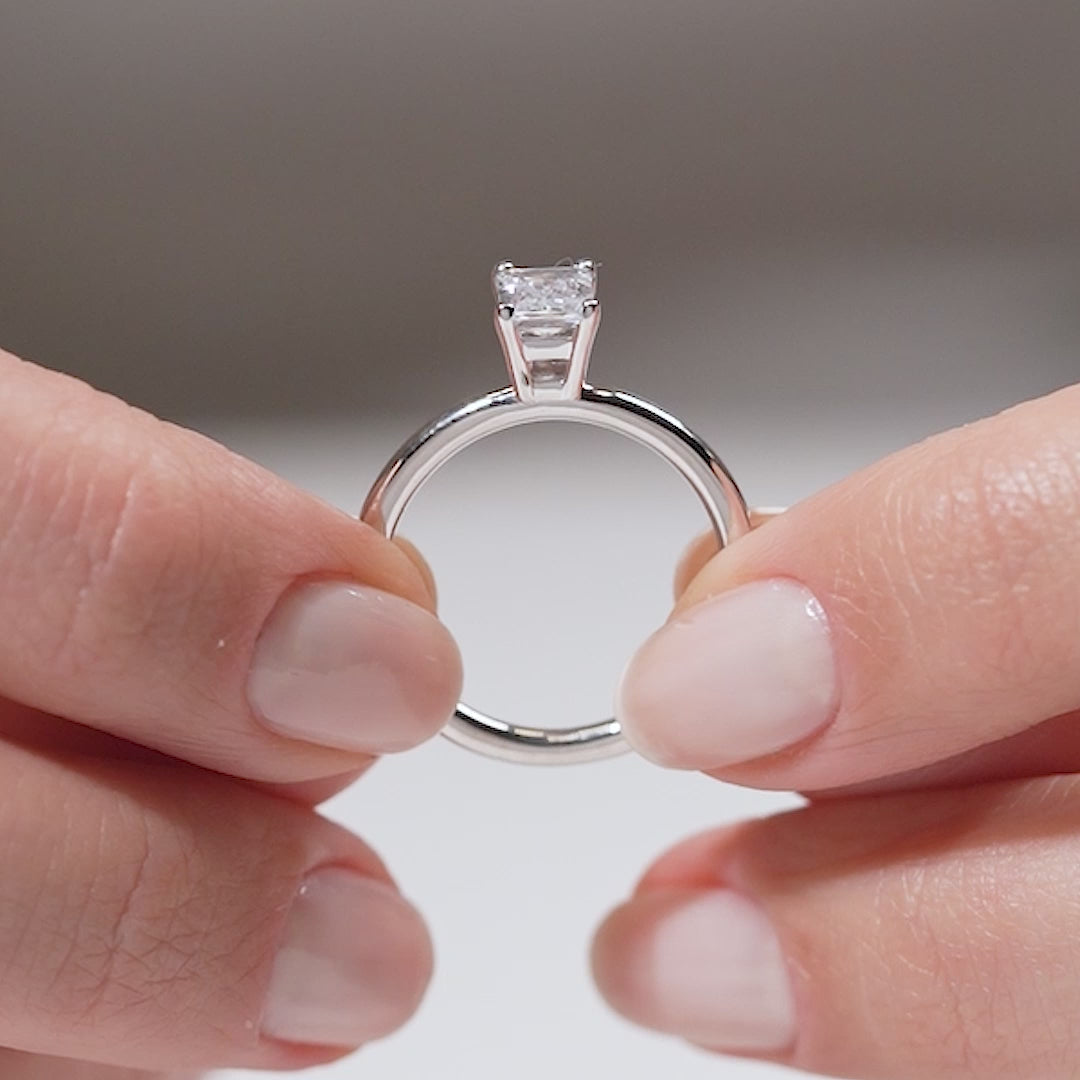 Gabriano Adriana 4 tırnaklı tektaş yüzük; GIA-HRD sertifikalı yuvarlak pırlanta ve beyaz altın montürün manken elinde videosu