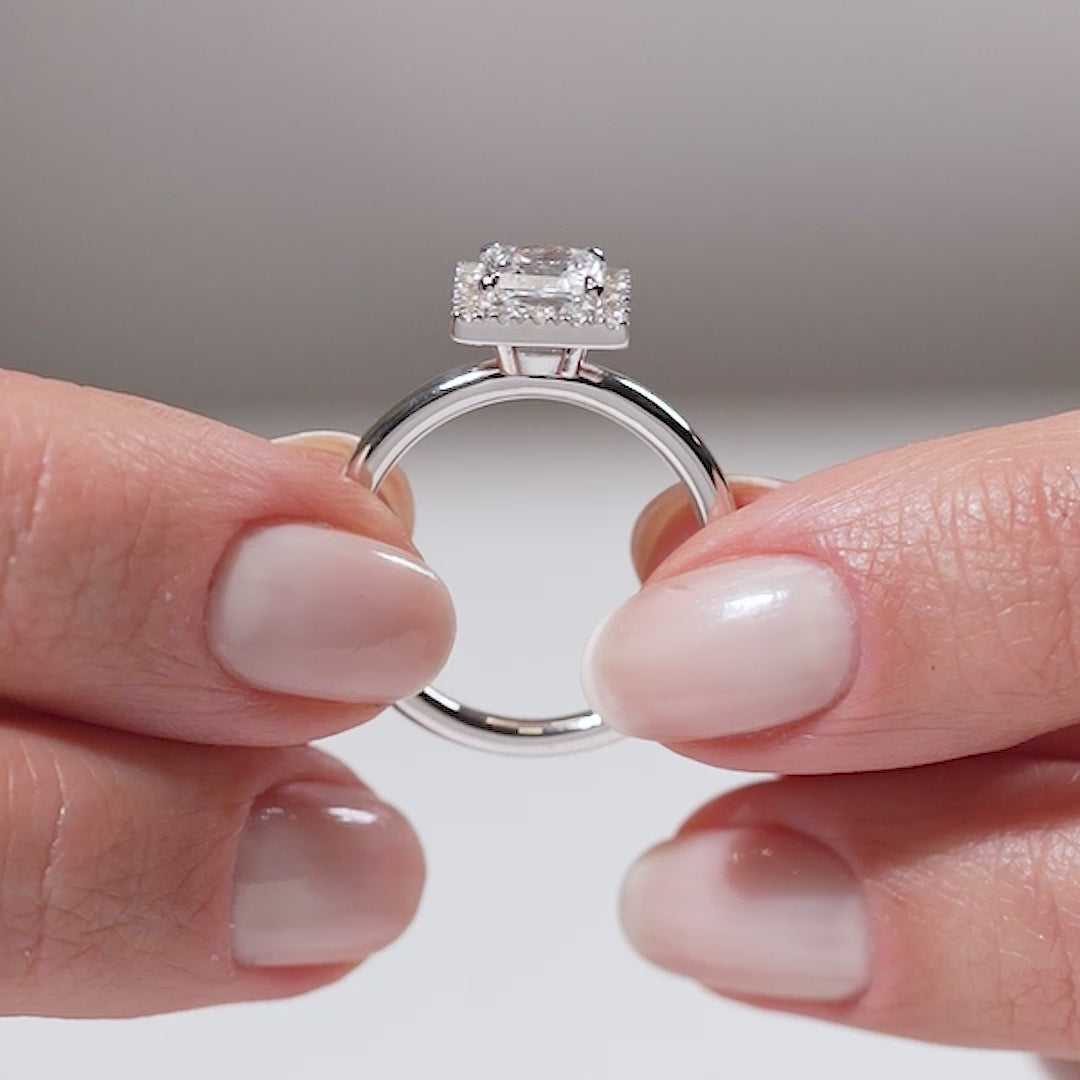 Gabriano Hanna 4 tırnaklı tektaş yüzük; GIA-HRD sertifikalı yuvarlak pırlanta ve beyaz altın montürün manken elinde videosu