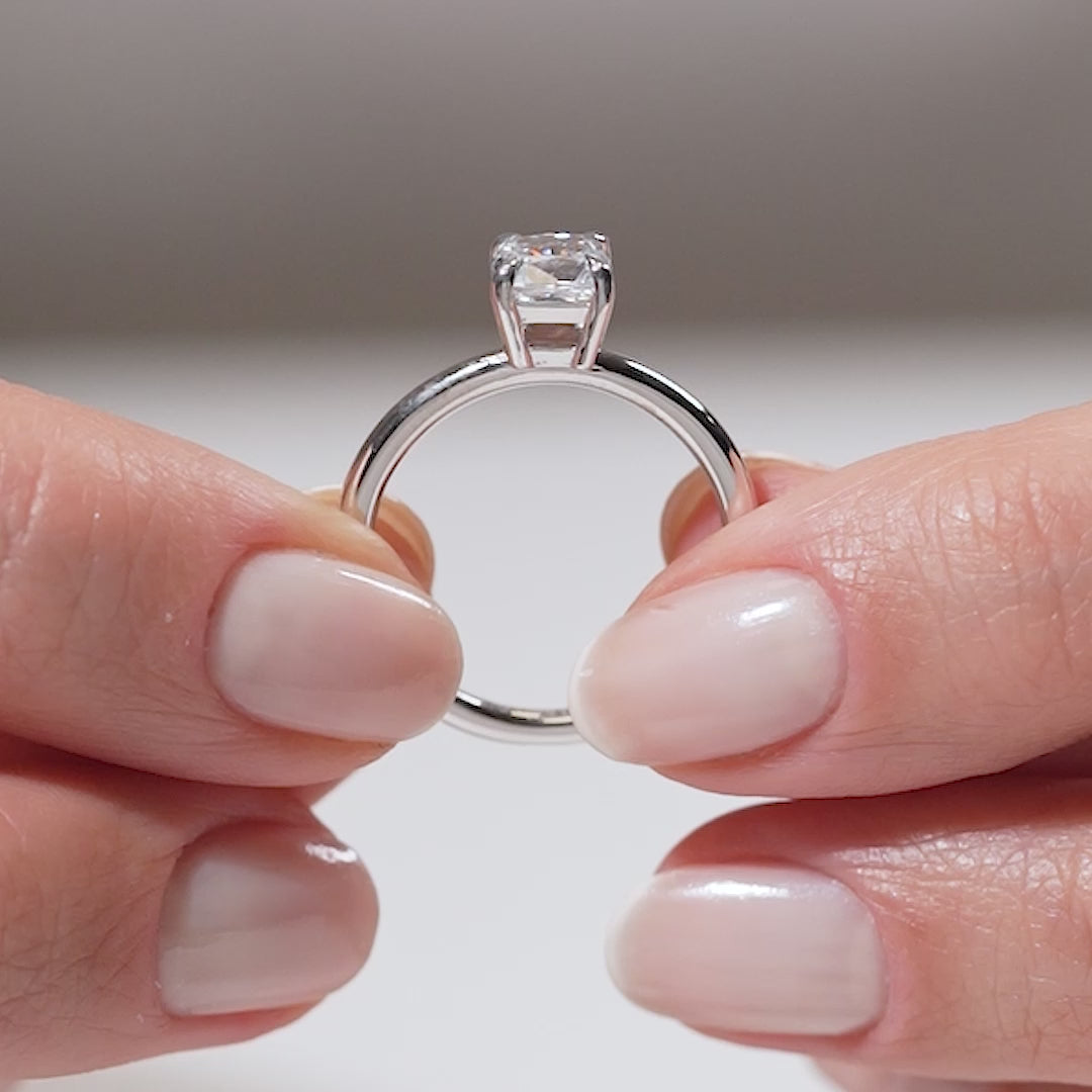 Gabriano Marilena 4 tırnaklı tektaş yüzük; GIA-HRD sertifikalı yuvarlak pırlanta ve beyaz altın montürün manken elinda videosu