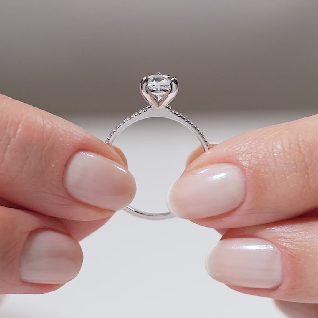 Gabriano Oriana 3 tırnaklı tektaş yüzük; GIA-HRD sertifikalı yuvarlak pırlanta ve beyaz altın montürün manken elinde videosu