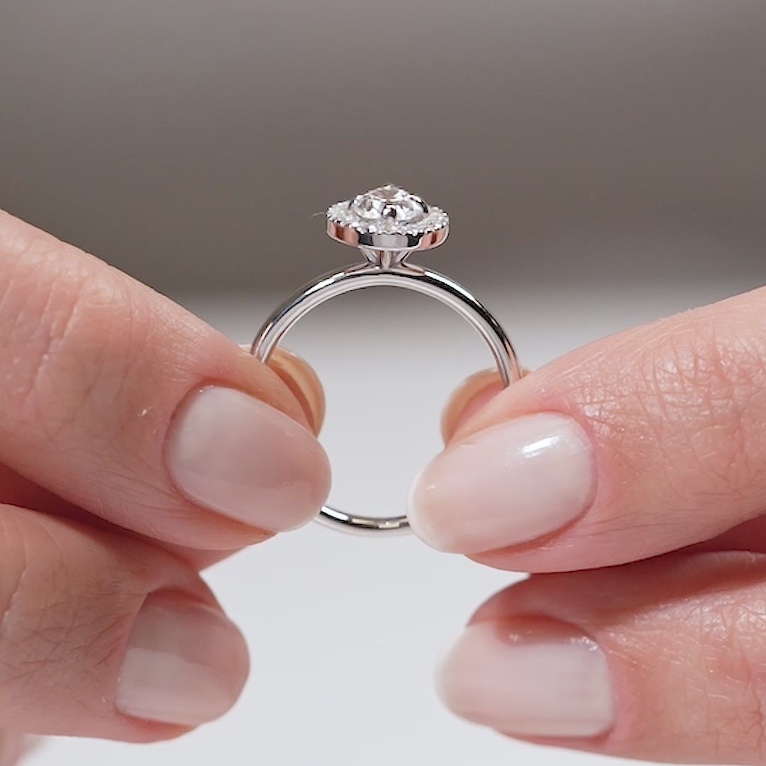 Gabriano Harmonia 4 tırnaklı tektaş yüzük; GIA-HRD sertifikalı yuvarlak pırlanta ve beyaz altın montürün manken elinde videosu