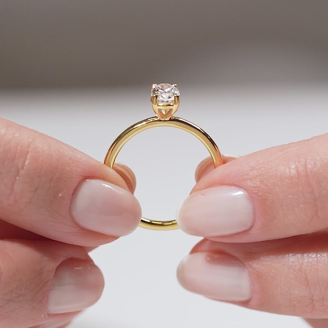 Gabriano Addison 4 tırnaklı tektaş yüzük; GIA-HRD sertifikalı yuvarlak pırlanta ve sarı altın montürün manken elinde videosu