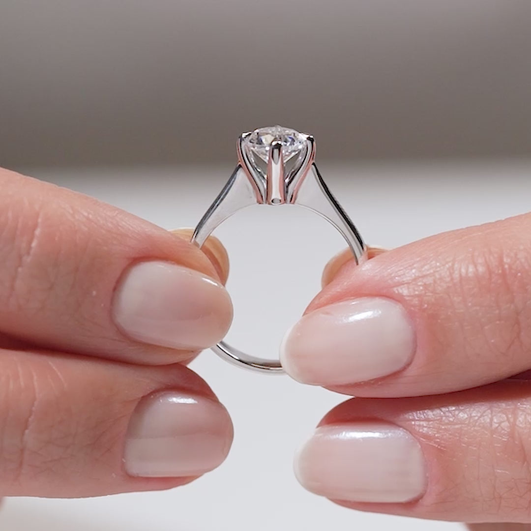 Gabriano Samira 4 tırnaklı tektaş yüzük; GIA-HRD sertifikalı yuvarlak pırlanta ve beyaz altın montürün manken elinde videosu
